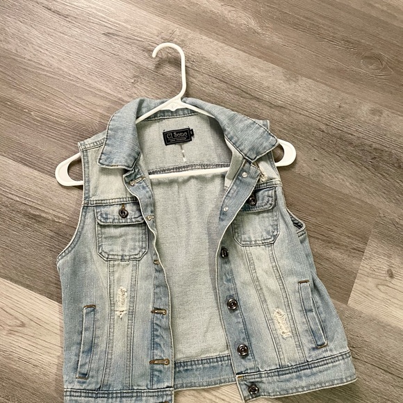 NWOT Woman’s Sleeveless Denim Vest - Picture 2 of 5